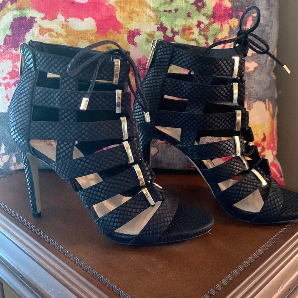 Vince Camuto stunning lace up heels 👠